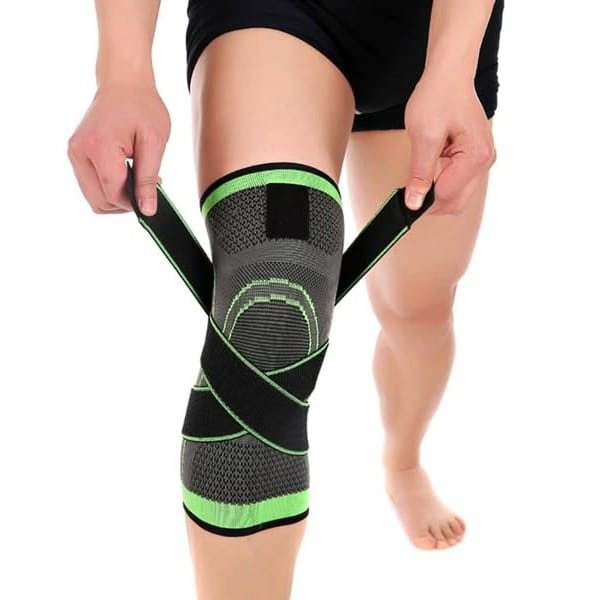 Rodillera deportiva elástica puesta sobre la rodilla